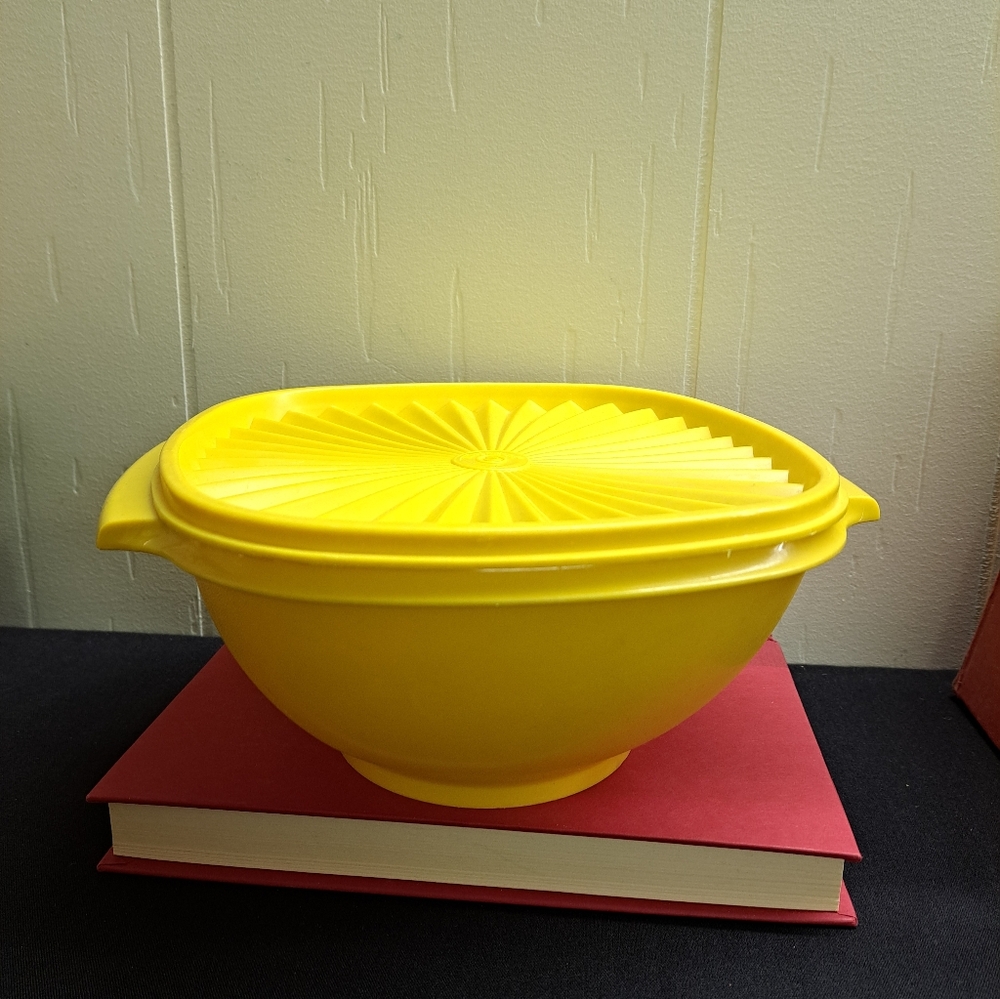 VTG TUPPERWARE SERVALIER BOWL 2 L/ 8 CUPS-IN YELLOW VINTAGE COLOR SUNBURST